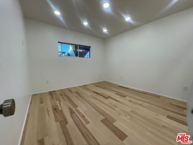 Building Photo - 245 Windward Ave