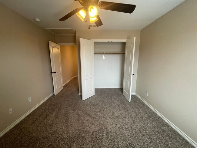 Building Photo - 3BR/2.5BA Townhome | 18' Ceilings | Granite | Garage | Lawn Care Incl | Benbrook TX 76116