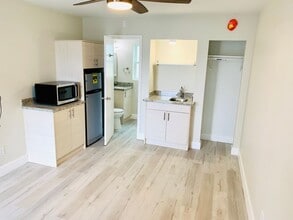 Building Photo - Remodeled First Floor Studio in La Jolla! - Right by the Water - Only $1,800mo!