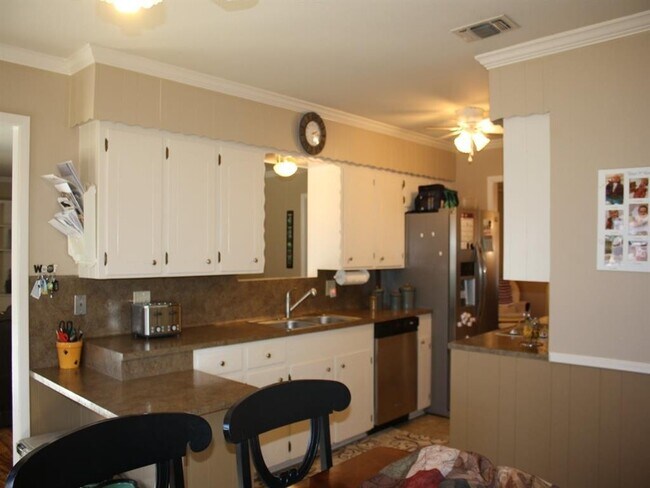 Building Photo - 2403 Balsam St