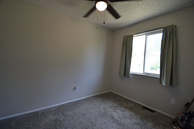 Building Photo - Newly Remodeled 4 Bedroom with AC!