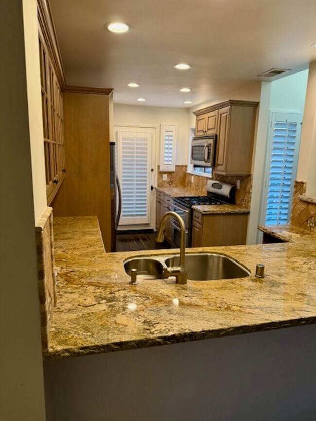 Building Photo - Beautiful Condo in Gated Community