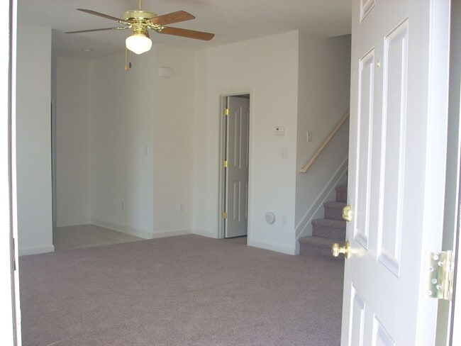 Building Photo - 1353SF 2BR 2.5BA w/garage