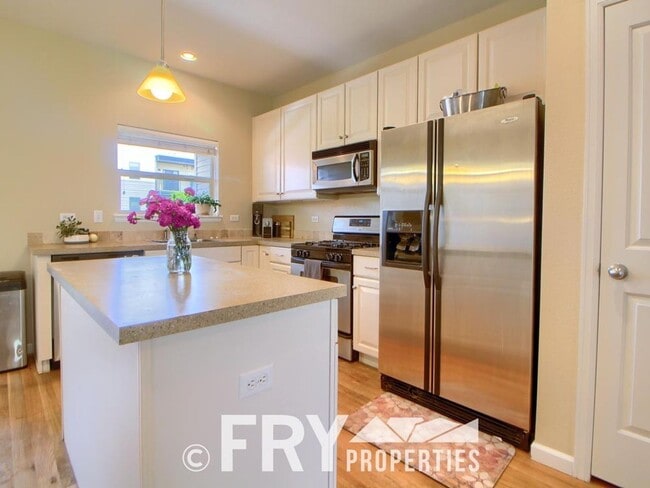 Building Photo - Multi-Level Townhome in the Heart of Belmar