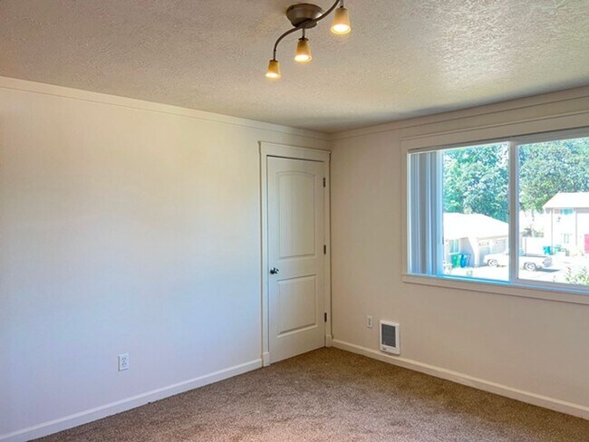 Building Photo - 1288 E Santiam St