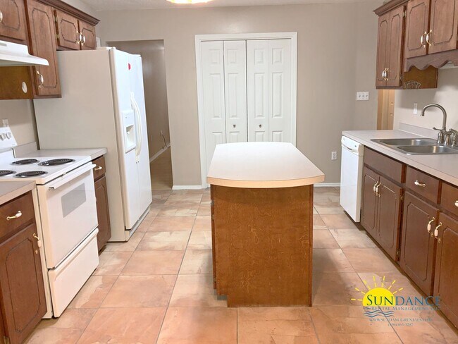 Building Photo - Beautiful 4 Bedroom Home with In-Ground Po...