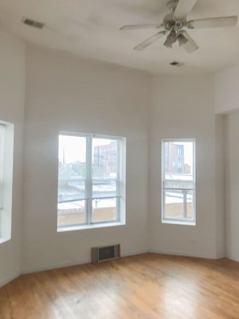 Building Photo - 1034 N Damen Ave