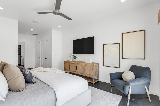 Building Photo - 905 Bay Point Dr