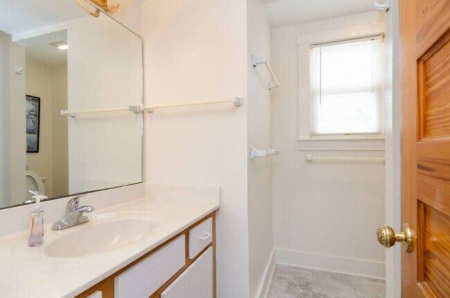 Building Photo - 8 Sunset Ave