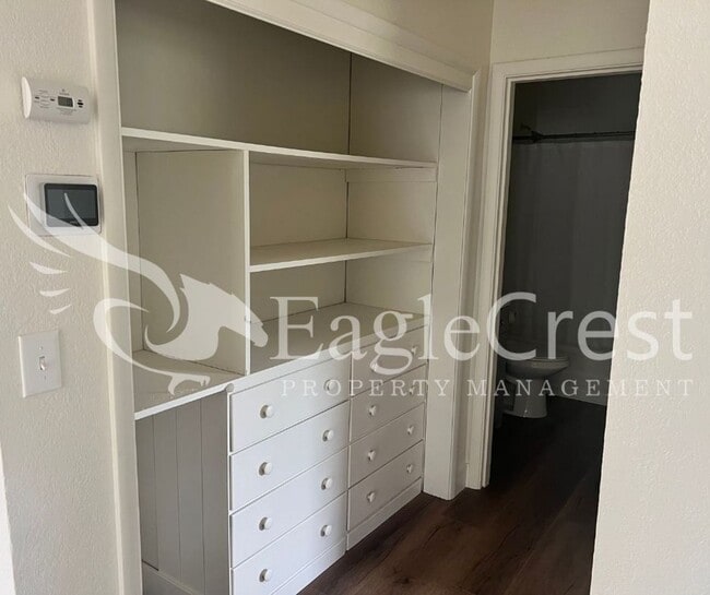 Building Photo - Charming 3 Bedroom, 1 Bath House with Fenc...