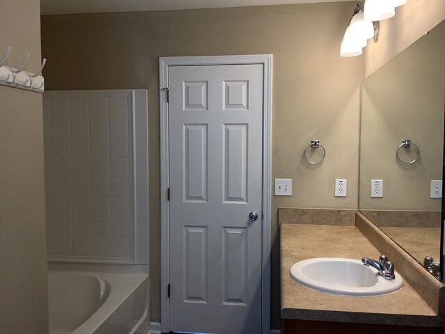 Building Photo - 8811 Shadowglen Dr