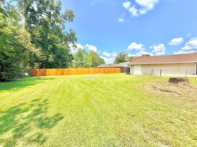 Building Photo - 18063 Autumn Leaves Dr