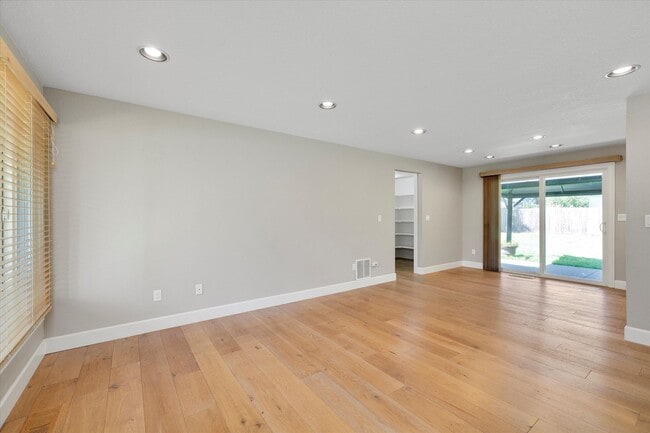 Building Photo - Live in One of Lake Oswego's Most Convenie...