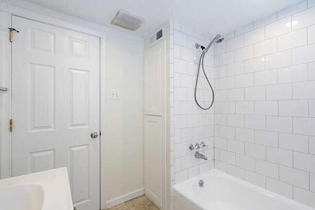 Building Photo - Charming 2BR in the Heart of East Passyunk — Steps to Philly's Best Dining!