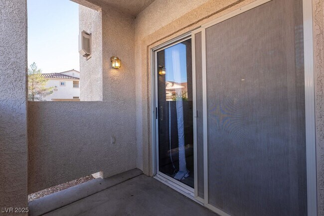 Building Photo - 855 N Stephanie St