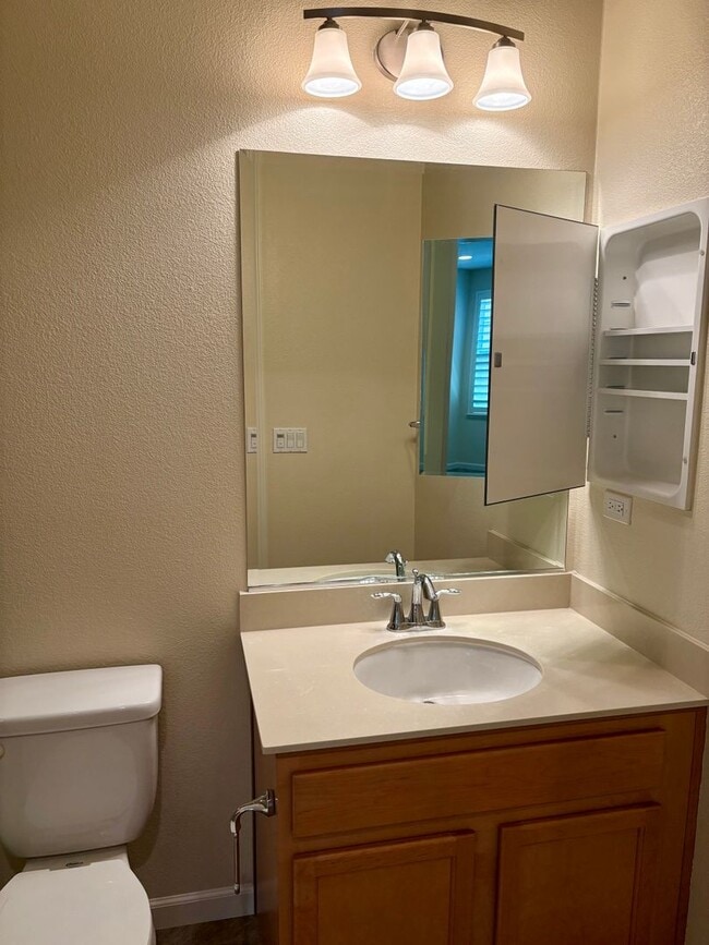 Building Photo - Spacious 4-Bedroom Townhouse