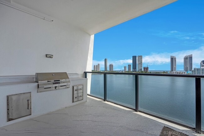 Building Photo - 5000 Island Estates Dr