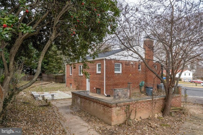 Building Photo - 3903 Fairview Dr