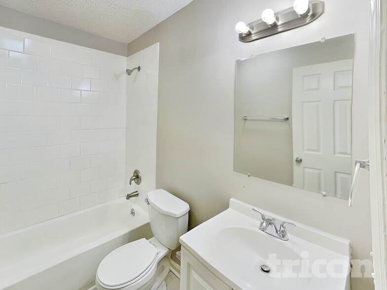 Building Photo - 2916 Vestal Pl