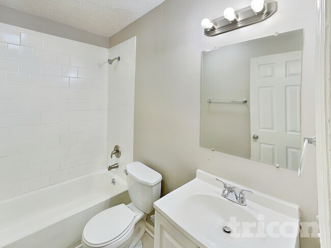 Building Photo - 2916 Vestal Pl