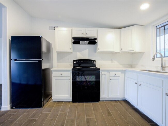 Building Photo - Fully Remodeled 2 Bedroom Home – Modern Co...