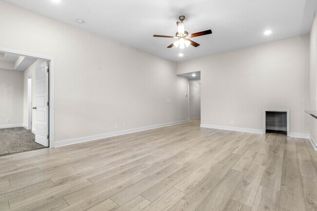 Building Photo - 3 Bedroom 3 Bath Home For Rent Near Post!