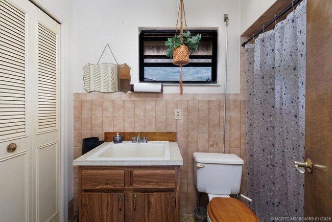 Building Photo - 160 SE Duxbury Ave