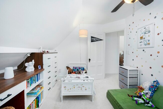 Building Photo - 611 Varney St