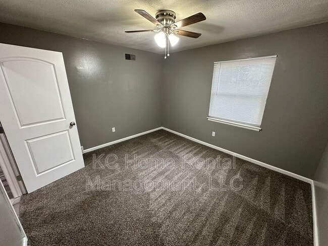 Building Photo - 800 S Willow Dr