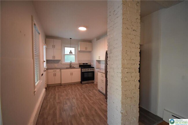 Building Photo - 204 N 9th St