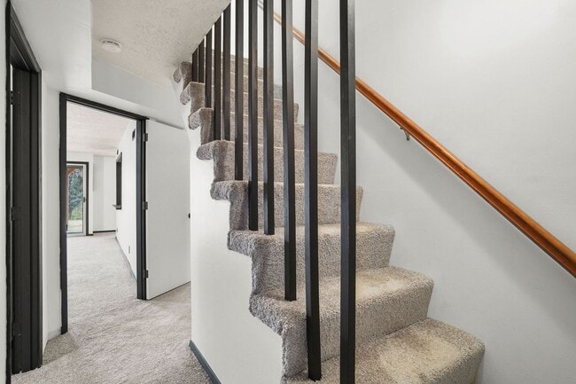 Building Photo - Wonderful 4 bedroom, 2 Bath on Oversized l...