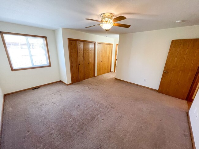 Building Photo - 3 bedroom, 2 bath - HOME IN NORTH HILLS WI...