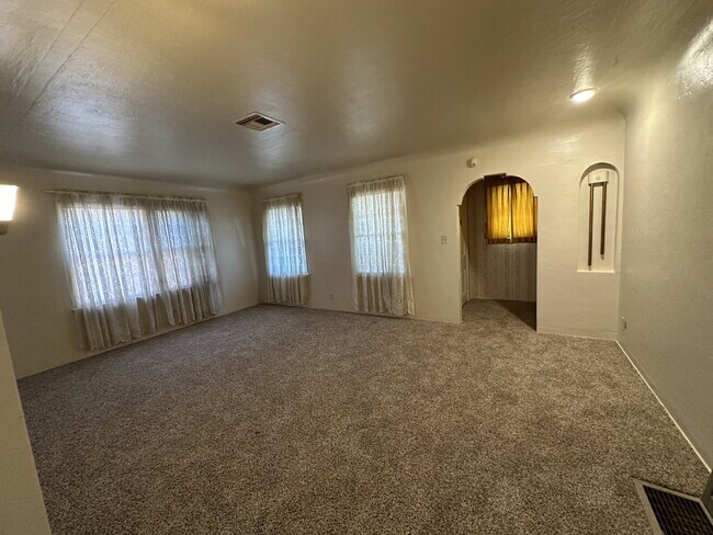 Building Photo - Charming 3 Bedroom, 2 Bath Home with Sunroom!