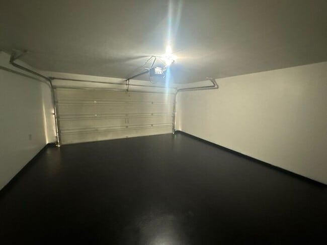 Building Photo - Spacious Hockley Home with Attached 2-Car ...