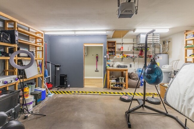 Building Photo - Beautiful 3 Bed 2 Bath - Gorgeous Views & Fenced in Backyard!