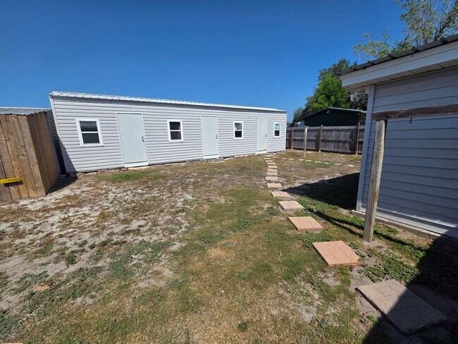 Building Photo - 1525 Oak Ave