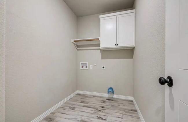 Building Photo - 5612 Black Pine Cir