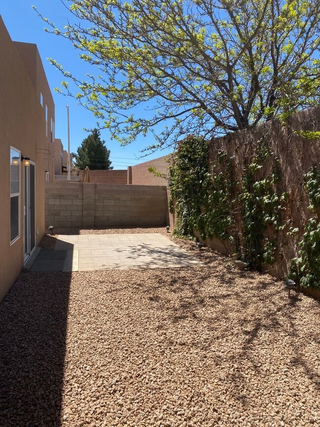 Building Photo - Amazing 3 Bedroom Near Rust Medical Center!!