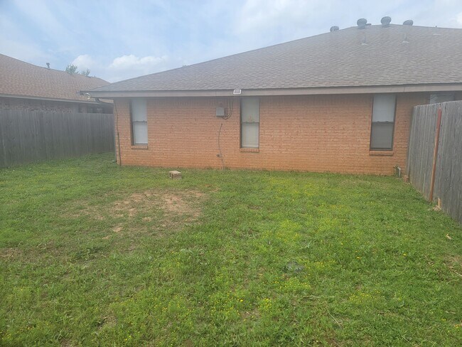 Building Photo - 8112 Azalea Ave