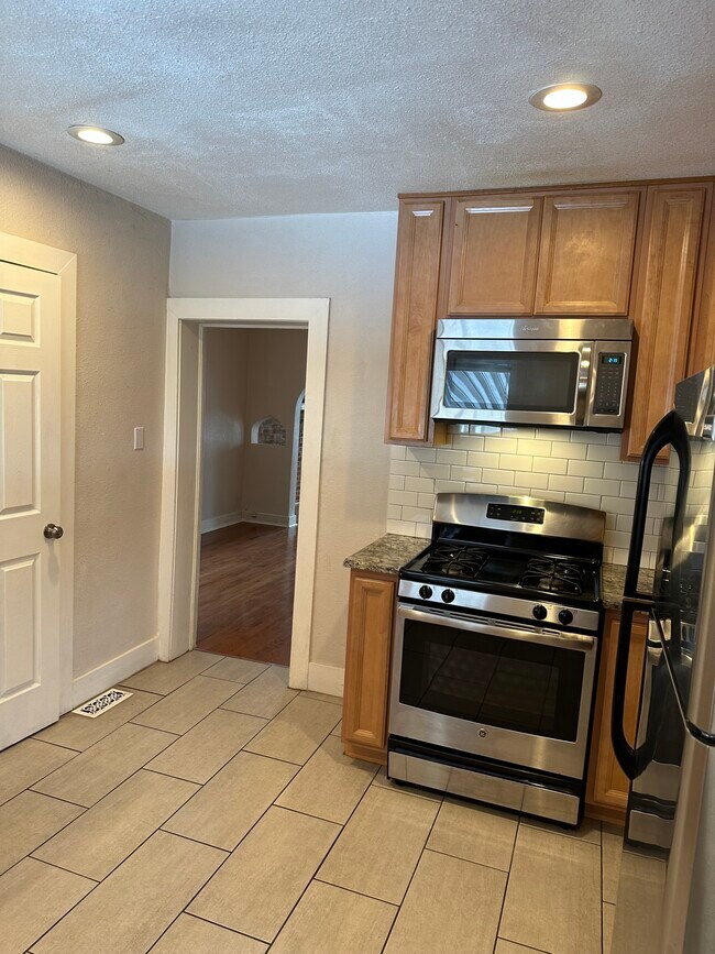 Kitchen - 3628 Mariposa St
