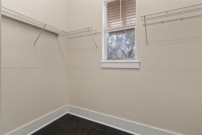 Building Photo - 912 NE 17th Way