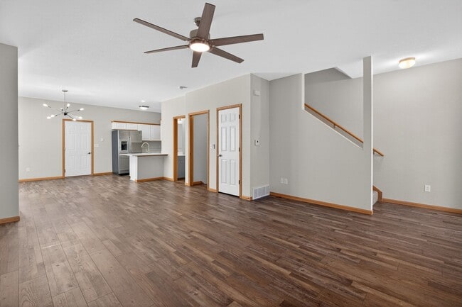 Building Photo - 3 Bedroom 3.5 bath