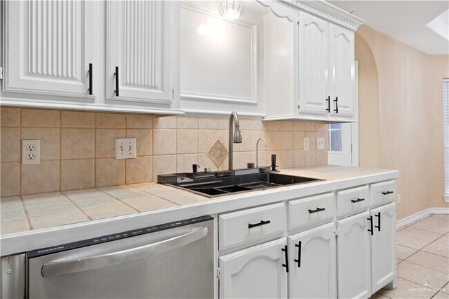 Building Photo - 13 Kiwi Ave