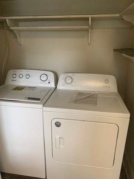 Building Photo - 301 S Oak St