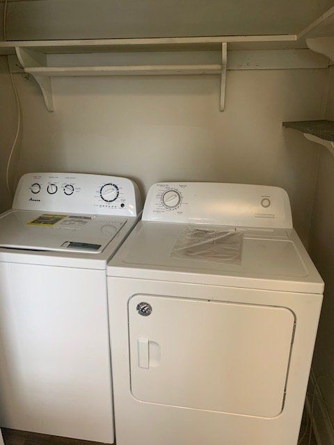 Building Photo - 301 S Oak St