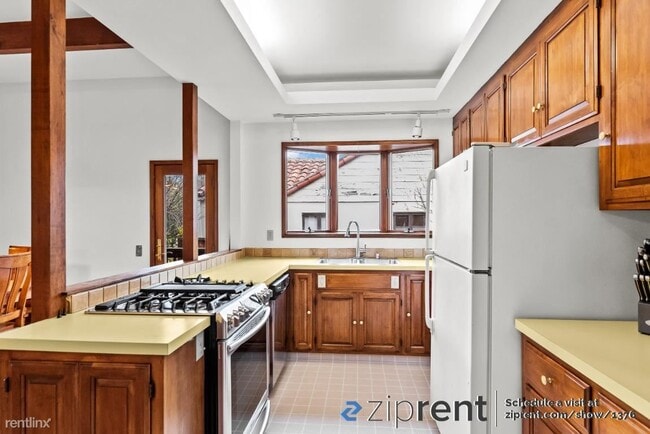 Building Photo - 4 br, 2 bath House - 2280 Hanover St, Palo...