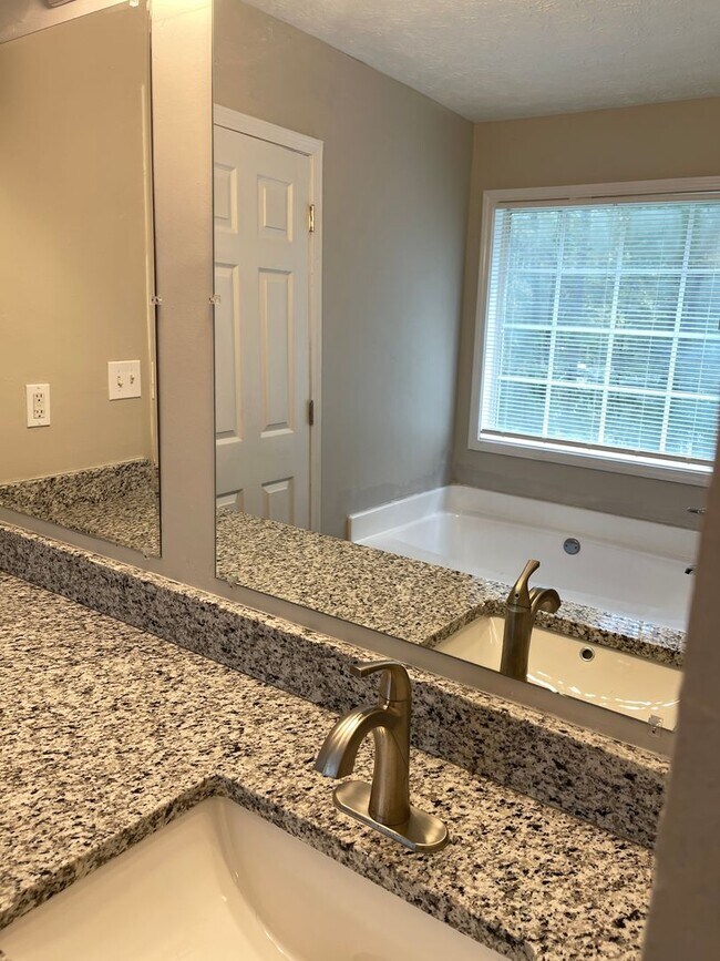 Building Photo - Split level home