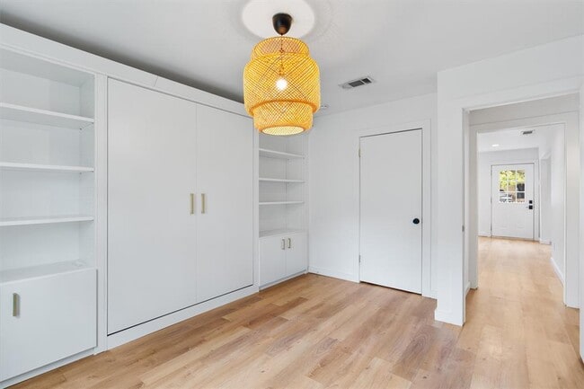 Building Photo - 1228 Broadmoor Dr