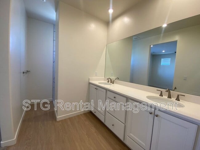 Building Photo - 767 W Scarlet Hill Dr