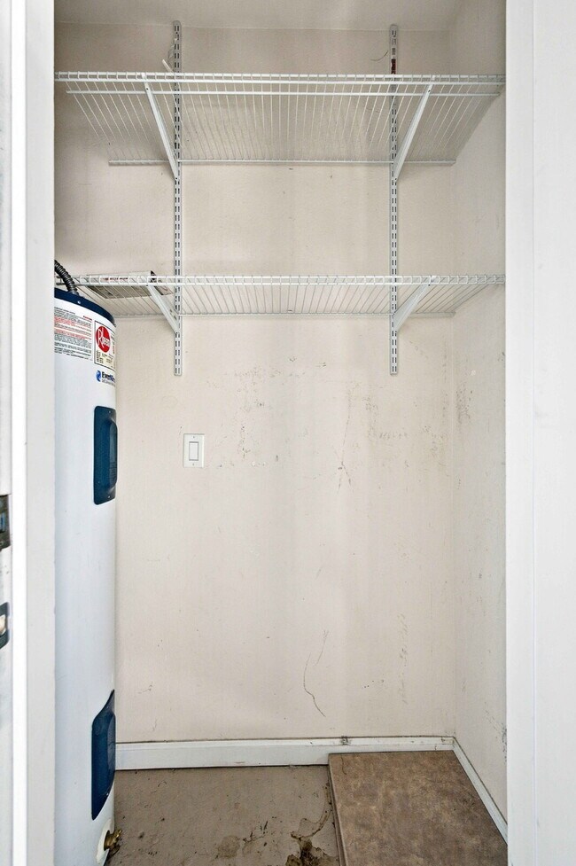 Building Photo - END-UNIT TOWNHOME FOR RENT IN GATED WYNCHASE AT FORE RANCH!